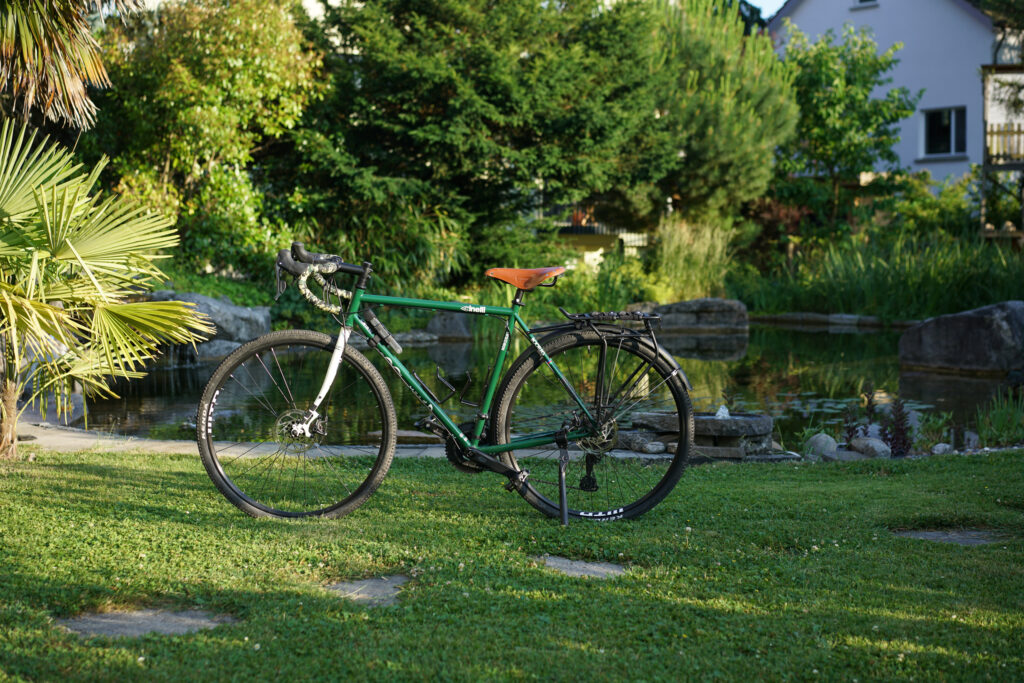 Das "Forever Green" des Cinelli Hobootleg Easy Travel passt harmonisch zum Garten