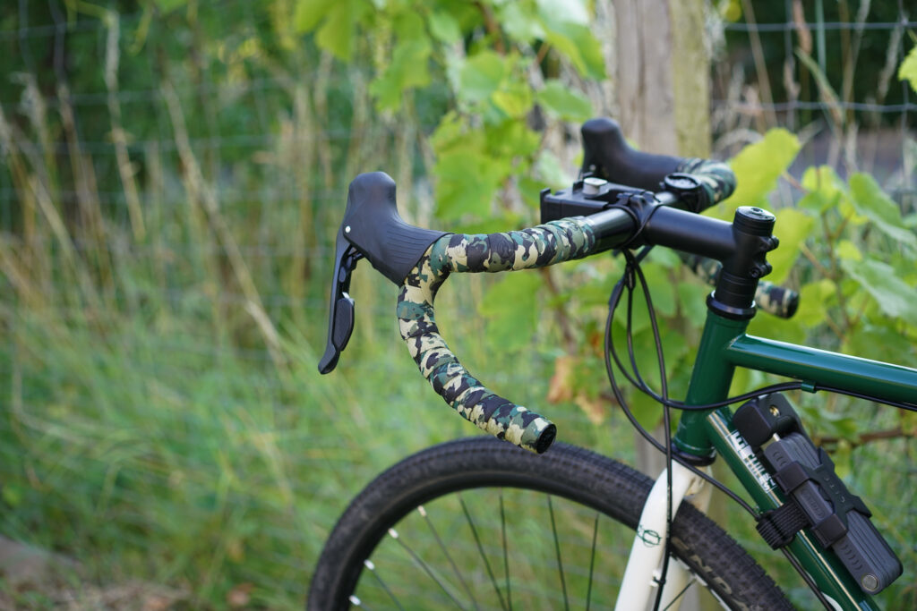 Lieblingsdetail: das Camouflage-Lenkerband am Cinelli Hobootleg Easy Travel