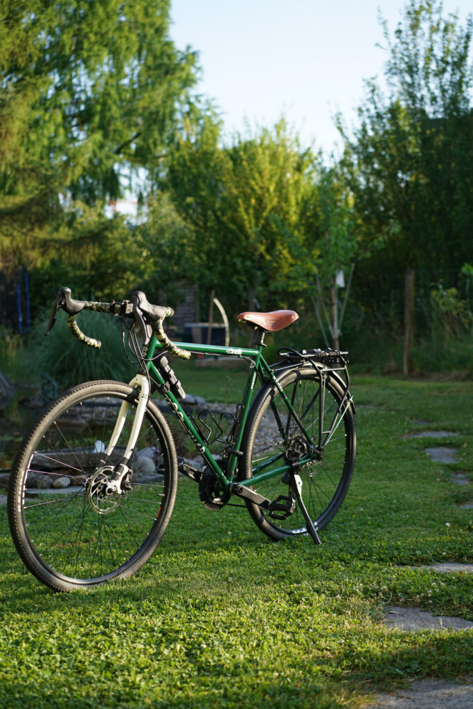 Design Details vorne und unten am Rahmen beim Cinelli Hobootleg Easy Travel in der Abendsonne.