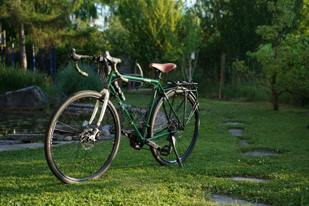 Wunderschönes Cinelli Hobootleg Easy Travel Fahrrad im Abendlicht