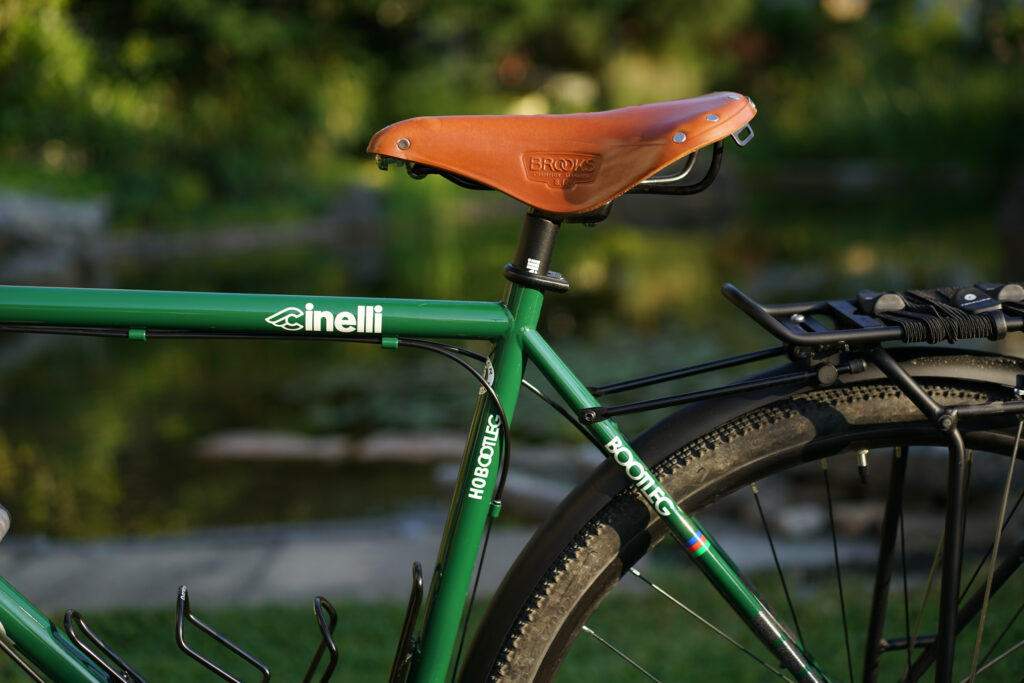 Top Kombi: brauner Brooks Sattel auf grünem Rahmen des Cinelli Hobootleg Easy Travel