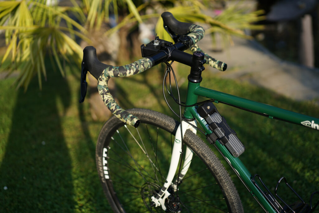 Seitlicher Blick auf Rahmen und Lenker des Cinelli Hobootleg Easy Travel