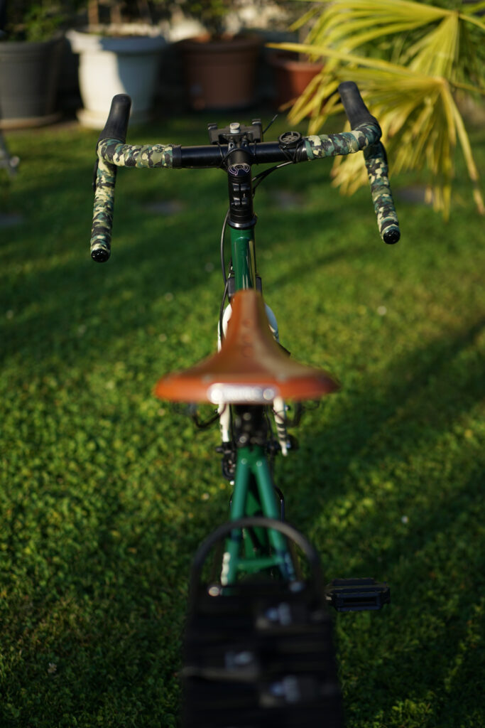 Brooks Sattel und Camouflage-Lenkerband am Cinelli Hobootleg Easy Travel